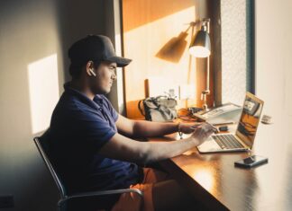 Weltrade – iPhone 14 Pro man-trading